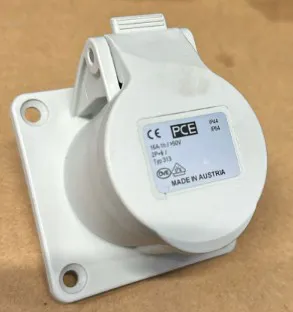 SOCKET 3 X 16A 1H - codice 08386